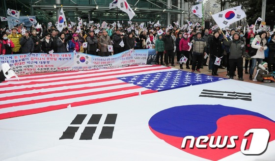 23일 오후 부산 해운대구 좌동 해운대문화센터 앞에서 열린 국민총궐기운동본부 태극기 집회에서 참가자들이 태극기를 흔들고 있다./뉴스1 © News1 여주연 기자