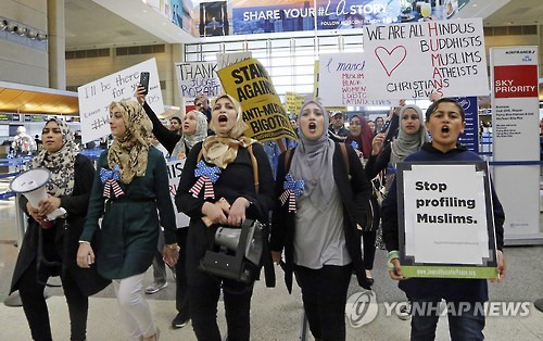 LA공항의 트럼프 행정명령 반대 시위[AP=연합뉴스 자료사진]