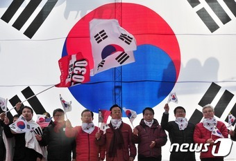 26일 대구 중앙로 대중교통전용지구에서 열린'탄핵기각국민총궐기대회'에서 참석자들이 태극기를 흔들며 구호를 외치고 있다.  2017.2.26/뉴스1 © News1 이종현 기자