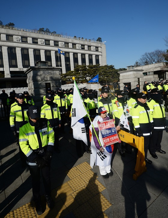 박근혜 대통령에 대한 탄핵심판 최종변론을 앞둔 27일 서울 종로구 재동 헌법재판소 앞에서 증원된 경찰 병력이 경계를 강화하고 있다. 헌법재판소는 이날 최종변론을 마치면 탄핵소추 의결서가 접수된 지 80여 일 만에 선고를 위한 재판관 평의에 들어간다. /사진=뉴스1