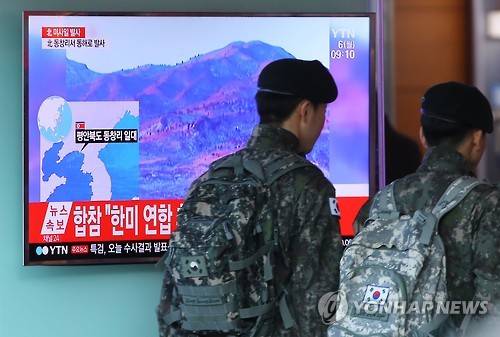 (서울=연합뉴스) 김주성 기자 = 북한이 동해상으로 탄도미사일을 발사한 6일 오전 서울역 대합실에서 군인들이 관련 뉴스가 나오는 텔레비전 앞을 지나가고 있다.       합동참모본부는 
