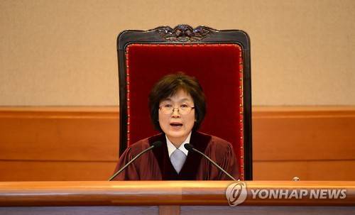(서울 사진공동취재단=연합뉴스) 10일 오전 서울 종로구 재동 헌법재판소 대심판정에서 열린 박근혜 대통령 탄핵 심판 사건 선고에서 이정미 헌법재판소장 권한대행이 발언하고 있다.