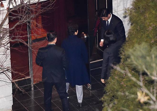 헌법재판소의 탄핵심판 인용으로 파면된 지 사흘째인 12일 저녁 서울 삼성동 자택에 돌아온 박 전 대통령이 현관으로 들어서고 있다. 사진공동취재단