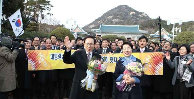 이명박 대통령과 부인 김윤옥여사가 2013년 2월 24일 임기 5년을 마치고 논현동 사저로 떠나며 직원과 환송행사를 하고 있다. 고영권 기자