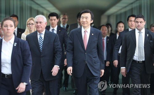 (서울=연합뉴스) 김승두 기자 = 윤병세 외교부 장관과 렉스 틸러슨 미국 국무장관이 17일 오후 서울 세종로 정부서울청사에서 황교안 대통령 권한대행 국무총리를 예방한 후 공동기자회견을 위해 외교부 청사로 이동하고 있다. kimsdoo@yna.co.kr