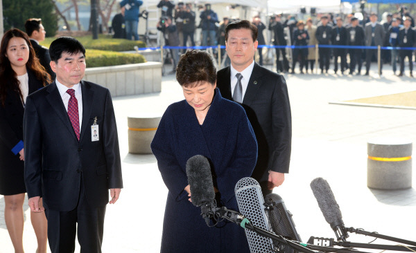 박근혜 전 대통령이 21일 오전 서울 서초구 서울중앙지방검찰청에 뇌물수수 혐의 등 피의자 신분으로 조사를 받기 위해 검찰에 출두해 포토라인에 서서 입장을 밝히고 있다. 사진공동취재단