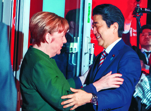 앙겔라 메르켈 독일 총리(왼쪽)와 아베 신조 일본 총리가 19일(현지시간) 독일 하노버에서 개막한 세계 최대 정보통신 박람회 세빗(CeBIT) 2017 오프닝 행사에서 포옹하듯 인사하고 있다. 메르켈은 지난 17일 워싱턴DC 백악관을 방문했을 때 도널드 트럼프 미국 대통령에게 악수를 청했지만 거절당했었다. AP뉴시스