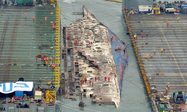 [저작권 한국일보]23일 오전 세월호 침몰 해역인 전남 진도군 동거차도 앞바다에서 중국 인양업체인 상하이샐비지의 재킹바지선 두척이 세월호 인양작업을 진행하고 있는 가운데 세월호가 모습을 드러내고 있다. 진도=박경우 기자 gwpark@hankookilbo.com