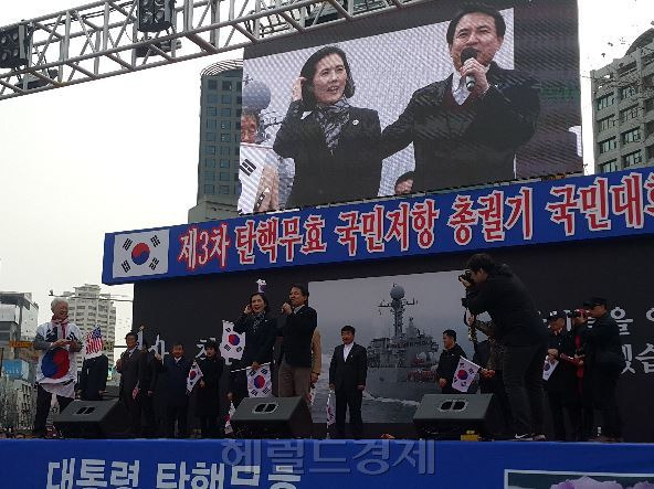 김진태 자유한국당 의원이 부인 원현숙 씨와 함께 25일 대한문 앞에서 열린 ‘제3차 탄핵무효 국민저항 총궐기 국민대회’에 참석해 발언하고 있다. 정민경 기자/mkjung@heraldcorp.com