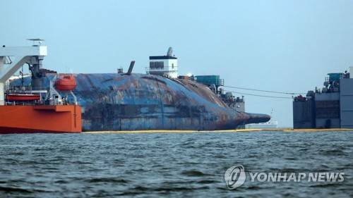 (진도=연합뉴스) 서명곤 기자 = 지난 25일 오후 물 위로 거의 전부를 드러낸 세월호 선체 모습.
