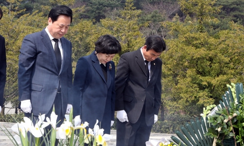 (김해=연합뉴스) 최병길 기자 =  더불어민주당 대선주자인 문재인 전 대표 캠프 공동 선대위원장에 합류한 김두관 의원(맨 왼쪽)이 26일 경남 김해 봉하마을 노무현 전 대통령 묘역을 참배하고 있다. 2017.3.26   choi21@yna.co.kr