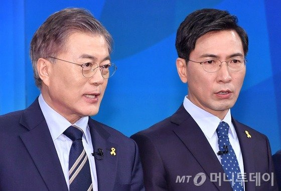 문재인, 안희정 더불어민주당 대선주자가 30일 오후 서울 목동 SBS에서 열린 '더불어민주당 대선 후보자 경선토론회'에 참석해 나란히 서 있다. 2017.3.30/뉴스1  <저작권자 © 뉴스1코리아, 무단전재 및 재배포 금지>