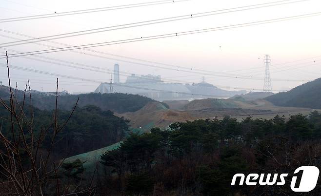 고정마을에서 본 보령화력발전소의 희뿌연 모습© News1
