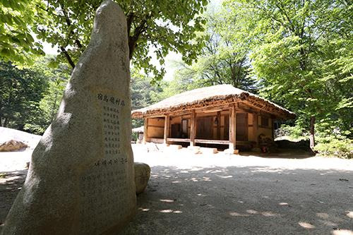 문경새재의 옛 주막. 선비들은 경사스러운 기운을 받기 위해 먼 길을 돌아 이곳을 넘었다고 한다.