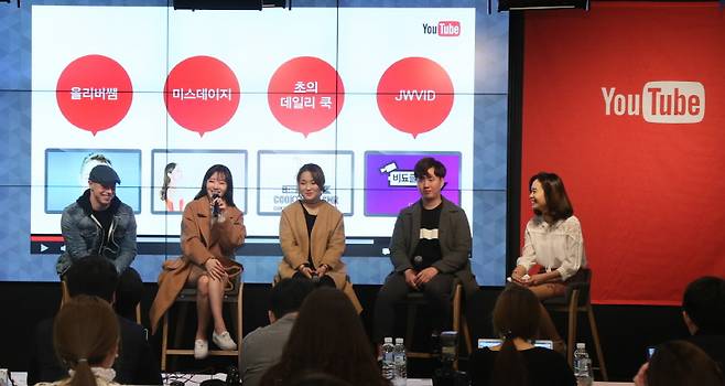 ▲ 구글코리아는 10일 구글캠퍼스서울에서 '라이프 멘토' 크리에이터 대화행사를 개최했다. 왼쪽부터 올리버샘, 김수진씨, 이승미씨, 하지원씨.