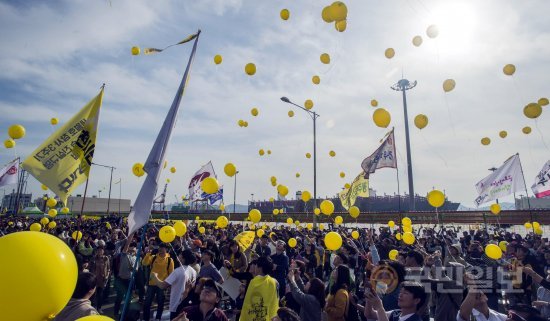 광주전남시민단체가 '세월호 진실규명 촉구' 추모집회를 연 뒤 노란풍선을 날리고 있다. 목포=뉴시스