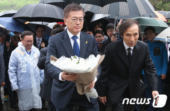 문재인 더불어민주당 대선 후보가 17일 대구 달서구 2·28민주의거 기념탑을 참배하고 있다. 2017.4.17/뉴스1 © News1 허경 기자