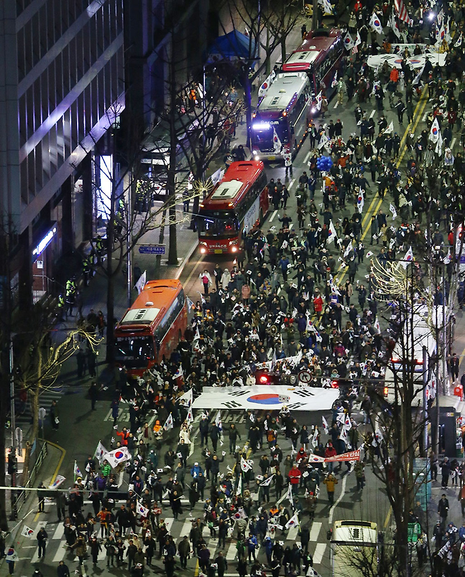 2월25일 오후 서울 중구 서울광장과 대한문 앞 일대에서 대통령 탄핵기각을 위한 국민총궐기 운동본부(탄기국)를 비롯한 보수단체 회원들이 탄핵기각 등을 촉구하는 집회에 참석했다. ⓒ 사진공동취재단