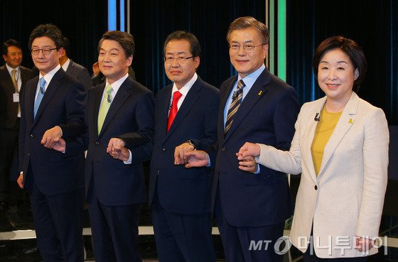 바른정당 유승민 후보(왼쪽부터), 국민의당 안철수 후보, 자유한국당 홍준표 후보, 더불어민주당 문재인 후보, 정의당 심상정 후보가 23일 오후 서울 여의도 KBS 본관에서 열린 '중앙선관위 주최 대선후보 TV토론회'에 앞서 기념촬영을 하고 있다. 2017.4.23/뉴스1  <저작권자 © 뉴스1코리아, 무단전재 및 재배포 금지>