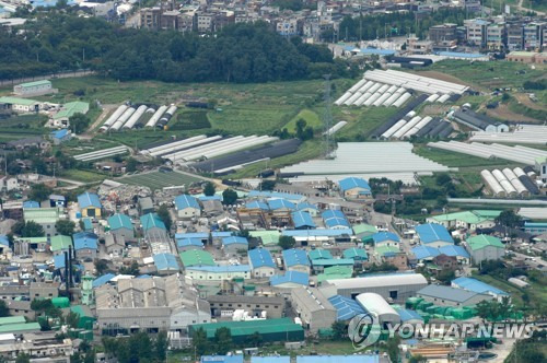 (하남=연합뉴스) 개발제한구역(그린벨트)에서의 불법 용도변경이 만연된 경기도 하남지역이 이행강제금 상한제 폐지를 앞두고 술렁이고 있다. 하남시 항공사진에 축사나 온실로 허가받아 창고나 공장으로 임대된 푸른색 지붕 시설물 등이 눈에 띈다. 2017.4.25 [하남시 제공=연합뉴스]      ktkim@yna.co.kr