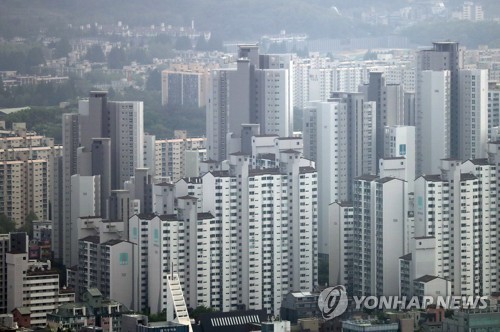 (서울=연합뉴스) 이정훈 기자 = 25개구 가운데 강남구, 서초구, 마포구 등 19구의 3.3㎡당 아파트 가격이 역대 최고가를 뛰어넘었다. 2일 부동산114에 따르면 지난달 21일 기준 서울의 3.3㎡당 아파트 매매가격은 1천937만원으로 역대 최고가를 경신 중인 가운데 전체 25개구 중 19개구에서 최고가를 뛰어넘은 것으로 조사됐다.       사진은 이날 강남지역 아파트단지. 2017.5.2      uwg806@yna.co.kr