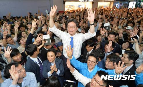 【서울=뉴시스】배훈식 기자 = 3일 오후 서울 강남구 CGV강남 앞에서 유승민 바른정당 대선 후보가 만세를 부르고 있다. 2017.05.03.   dahora83@newsis.com