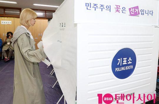 걸그룹 트와이스 정연이 9일 오후 서울 중량구 면목동 중곡초등학교에 진행된 ‘제19대 대통령선거’ 투표에 참석하고 있다.
