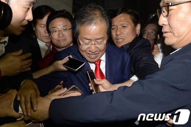 홍준표 자유한국당 대선후보가 9일 오후 서울 여의도 당사에서 제19대 대통령 선거 개표 중계를 보다 문재인 더불어민주당 후보가 당선 확실시 되자 소감을 밝힌 후 귀가를 위해 차량으로 향하고 있다. 홍 후보는 "무너진 한국당 복원에 만족한다＂며 사실상 패배를 수용했다. 2017.5.9/뉴스1 © News1 안은나 기자