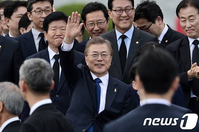 문재인 대통령이 10일 오전 서울 동작구 국립현충원에서 참배를 마친 뒤 지지자들의 환호에 손을 들어 화답하고 있다. 2017.5.10/뉴스1 © News1 민경석 기자
