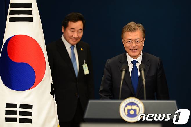 문재인 대통령이 취임 후 첫 기자회견을 하기 위해 10일 오후 청와대 춘추관으로 들어서고 있다. 문 대통령은 이 기자회견에서 국무총리 후보자에 이낙연 전남도지사 등을 임명했다. .2017.5.10/뉴스1 © News1 이광호 기자