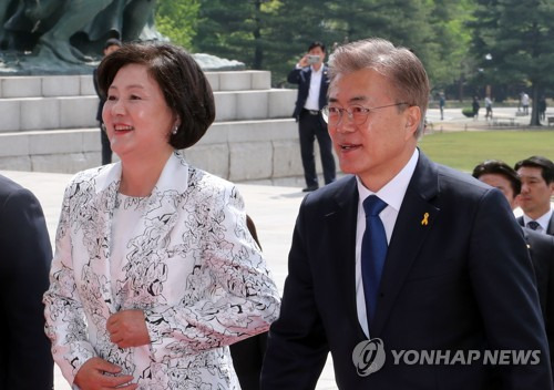 (서울=연합뉴스) 배재만 기자 = 문재인 대통령과 부인 김정숙 여사가 10일 오전 국회에서 열리는 취임 행사에 참석하기 위해 입장하고 있다. scoop@yna.co.kr