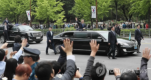 (서울=연합뉴스) 이지은 기자 = 국회에서 취임선서를 마친 문재인 대통령이 10일 오후 서울 여의도 국회대로를 지나며 시민들을 향해 손을 흔들고 있다. jieunlee@yna.co.kr