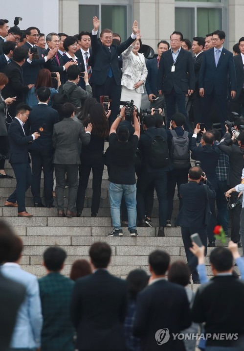 (서울=연합뉴스) 홍해인 기자 = 문재인 대통령이 10일 오후 서울 여의도 국회에서 19대 대통령 취임식을 마친 뒤 국회 본청 계단 앞에서 인사하고 있다. 2017.5.10      hihong@yna.co.kr