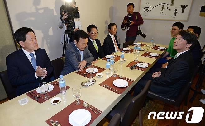 안철수 전 국민의당 대표가 11일 오후 서울 여의도 메리어트호텔의 한 식당에서 중앙선거대책위원장들과 오찬을 갖고 있다. 왼쪽부터 주승용, 손학규, 박지원, 천정배 전 선대위원장. 2017.5.11/뉴스1 © News1 박세연 기자