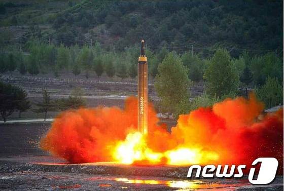 북한이 지난 14일 지대지 중장거리 미사일(IRBM)인 '화성-12형'의 시험발사에 성공했다. 15일 노동신문이 발사 장면을 보도했다. 북한이 화성-12형이라는 미사일명을 공개한 것은 이번이 처음이다.(노동신문) 2017.5.15/뉴스1