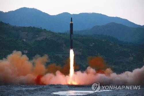 중장거리 전략 탄도미사일(IRBM) '화성-12'형[국내에서만 사용가능. 재배포 금지. For Use only in the Republic of Korea. No Redistribution] [조선중앙통신 = 연합뉴스 자료사진]