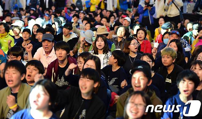 17일 오후 광주 동구 금남로에서 열린 5·18 광주 민주화운동 37주년 전야제에서 시민들이 '임을 위한 행진곡'을 부르고 있다. 2017.5.17/뉴스1 © News1 남성진 기자