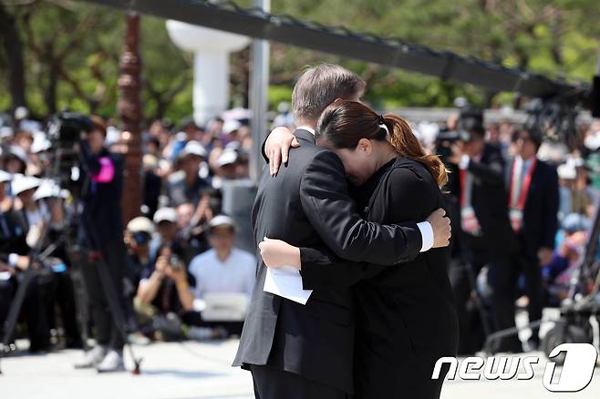 문재인 대통령이 지난 5월18일 오전 광주 국립 5·18 민주묘지에서 열린 제37주년 5·18 민주화운동 기념식에서 편지를 낭송한 유가족을 끌어안고 있다.(청와대)2017.5.18/뉴스1 © News1 이광호 기자