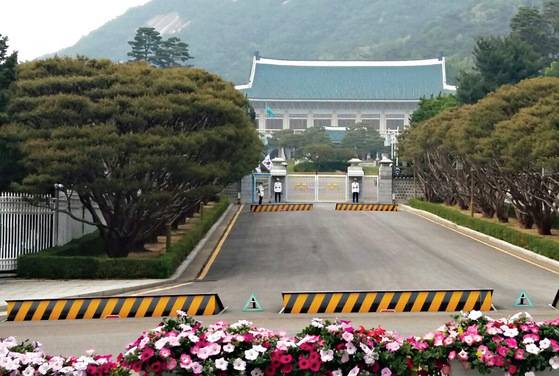 문재인 대통령은 청와대 본관이 아닌 비서동에 마련된 집무실에서 일상 업무를 처리한다. 사진·신승민