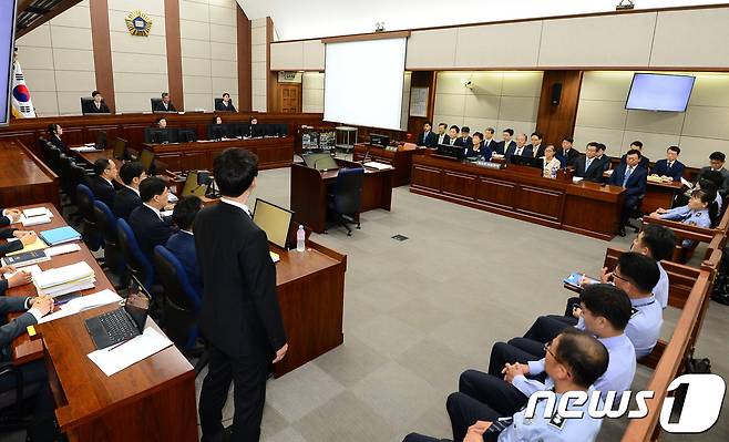 뇌물수수 혐의 등으로 구속기소 된 박근혜 전 대통령이 5월23일 서울 서초동 서울중앙지법에서 열린 첫 재판에 출석해 최순실, 신동빈 롯데그룹 회장과 함께 재판시작을 기다리고 있다.  2017.5.23/뉴스1 © News1 사진공동취재단
