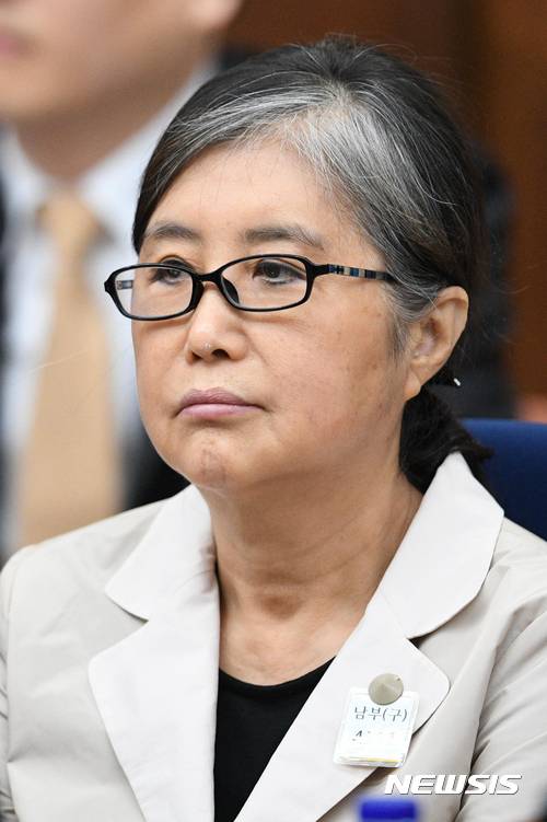 【서울=뉴시스】사진공동취재단 = 최순실이 23일 오전 서울 서초구 서울중앙지법 417호 대법정에서 재판 시작을 기다리고 있다. 2017.05.23.    photo@newsis.com