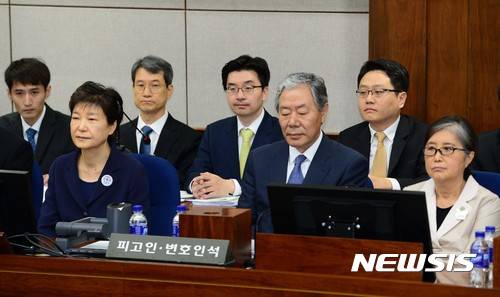 【서울=뉴시스】사진공동취재단 = 박근혜 전 대통령이 23일 오전 서울 서초동 서울중앙지법 417호 대법정에서 열린 뇌물혐의에 대한 첫 번째 공판에 출석해 최순실씨와 피고인석에 앉아있다. 2017.05.23.    photo@newsis.com