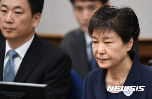 【서울=뉴시스】사진공동취재단 = 박근혜 전 대통령이 23일 서울 서초구 서울중앙지법 417호 대법정에서 재판 시작을 기다리고 있다.   박 전 대통령은 지난 3월 31일 서울구치소에 수감된지 53일만에 모습을 드러냈다. 2017.05.23.    photo@newsis.com