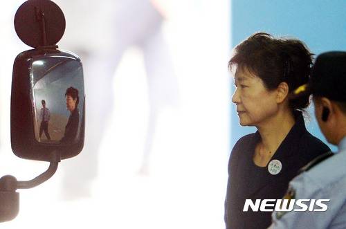 【서울=뉴시스】조성봉 기자 = 뇌물혐의로 재판에 넘겨진 박근혜 전 대통령이 23일 오후 서울 서초구 서울중앙지법에서 열린 첫 공판을 마치고 호송차로 이동하고 있다. 2017.05.23.  suncho21@newsis.com