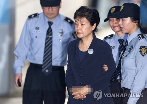 (서울=연합뉴스) 김주성 기자 = 삼성 등 대기업에서 총 592억원의 뇌물을 받거나 요구·약속한 혐의 등으로 구속기소 된 박근혜 전 대통령이 23일 오전 재판을 받기 위해 호송차에서 내려 서울중앙지법 417호 법정으로 향하고 있다. 수감된 지 53일 만에 처음으로 모습을 드러냈다. utzza@yna.co.kr