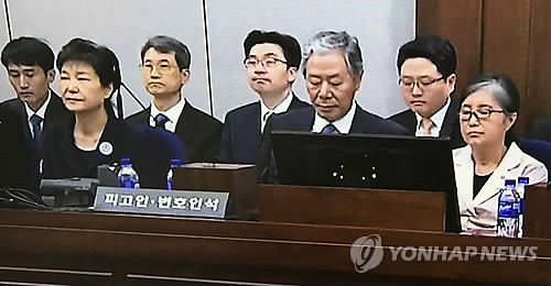 (서울=연합뉴스) 박근혜 전 대통령과 40년 지기 '비선실세' 최순실 씨가 23일 오전 서울중앙지법 재판정 피고인석에 나란히 앉아 있다. 박 전 대통령은 삼성 등 대기업에서 총 592억원의 뇌물을 받거나 요구·약속한 혐의 등으로 구속기소됐다. 2017.5.23 [연합뉴스TV 제공=연합뉴스]