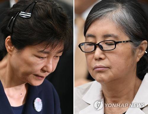 (서울 사진공동취재단=연합뉴스) 삼성 등 대기업에서 뇌물을 받은 혐의 등으로 구속기소 된 박근혜 전 대통령과 '40년 지기' 최순실 씨가 23일 오전 서울중앙지법 417호 법정에 출석해 재판에 임하고 있다. 2017.5.23      photo@yna.co.kr