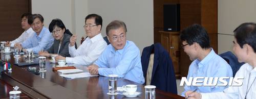 【서울=뉴시스】전진환 기자 = 문재인 대통령이 25일 오전 첫 수석보좌관회의가 열린 청와대 여민관 소회의실에서 모두발언을 하고 있다. 2017.05.25.   amin2@newsis.com