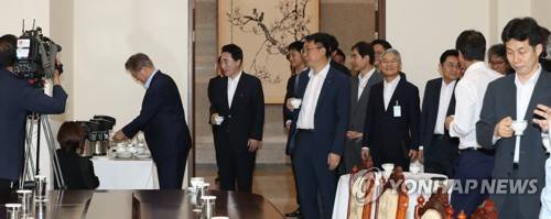 (서울=연합뉴스) 백승렬 기자 = 문재인 대통령이 25일 청와대 여민관 소회의실에서 열린 수석보좌관회의에 참석하며 직접 커피를 따르고 있다. 2017.5.25      srbaek@yna.co.kr