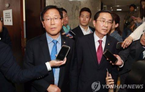 이낙연 국무총리 후보자에 대한 인사청문 보고서 채택여부를 두고 26일 오후 국회에서 윤후덕 더불어민주당 간사(왼쪽)와 자유한국당 경대수 자유한국당 간사가 비공개 회동을 가졌다. [사진 연합뉴스]